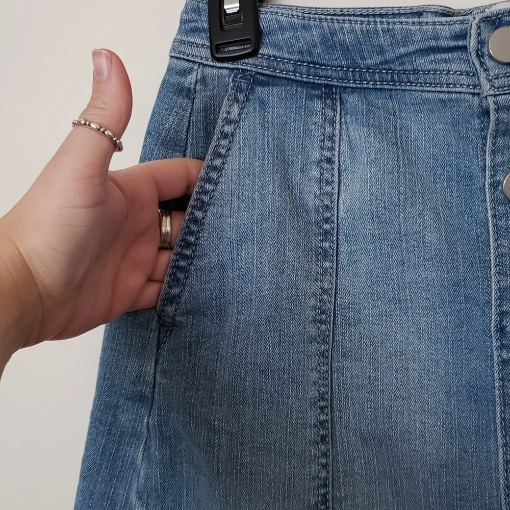 A new day button front jean skirt, light wash, Sz 6.